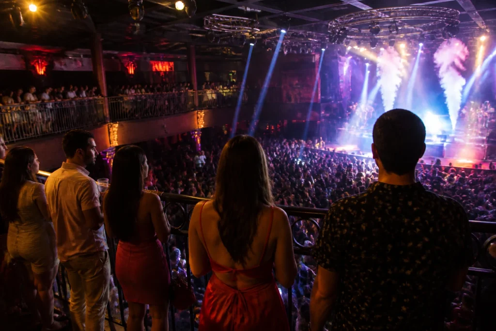 Raised upper-level viewing area in a Cancun entertainment venue